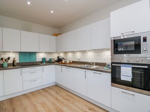 Cottage | Private kitchen | Dishwasher, cookware/dishes/utensils - 14 Old Market Place (Bonnyrigg)