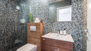 Shower, hair dryer, towels