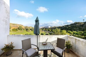 Outdoor dining - Room 'Private Suite For Two in Lagos' with Shared Pool, Wi-Fi and Air Conditioning (Lagos)