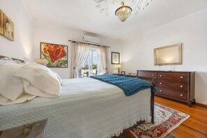 1 bedroom, WiFi, bed sheets - Room 'Private Suite For Two in Lagos' with Shared Pool, Wi-Fi and Air Conditioning (Lagos)