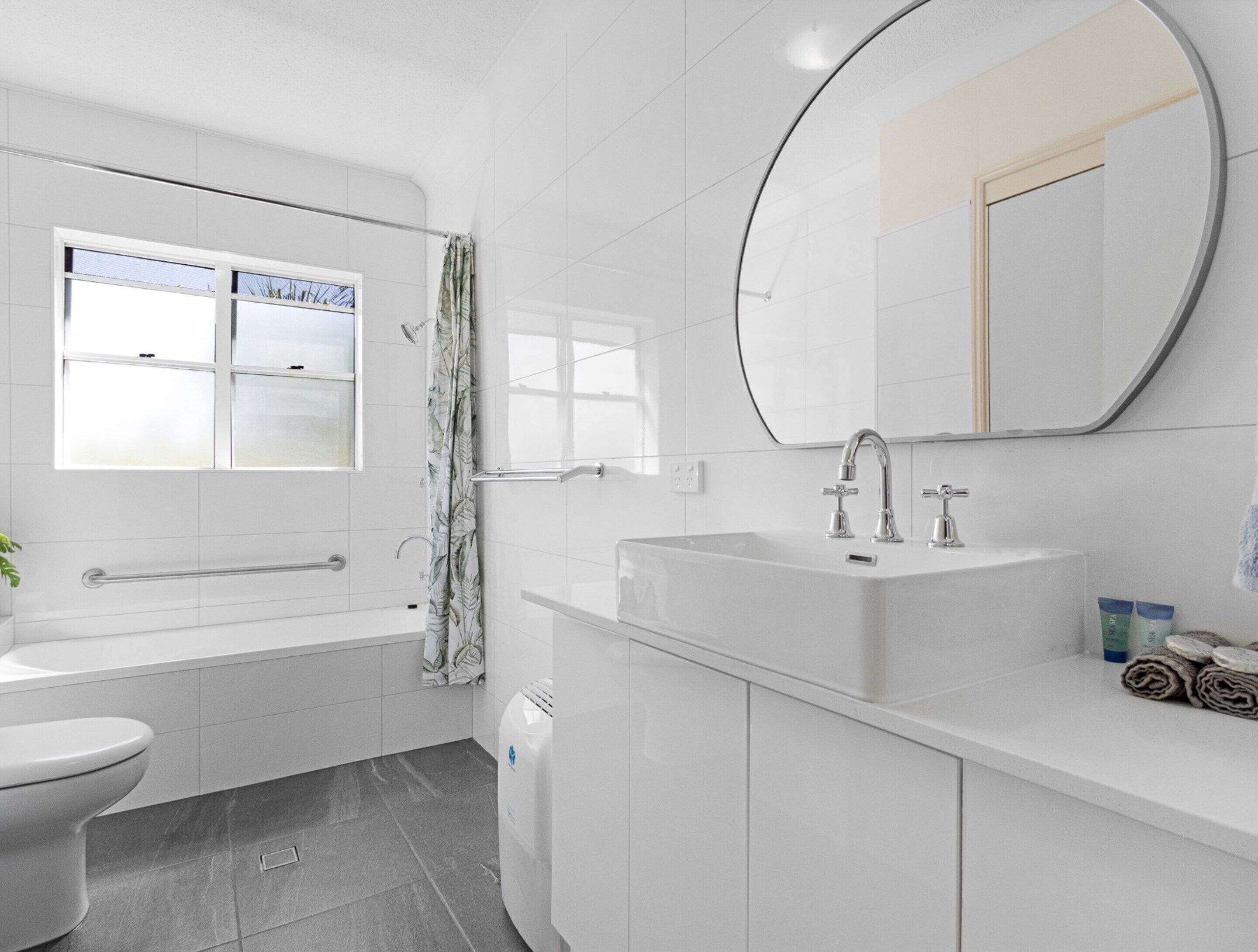 Apartment | Bathroom | Towels, soap, toilet paper