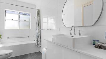 Apartment | Bathroom | Towels, soap, toilet paper