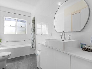 Apartment | Bathroom | Towels, soap, toilet paper - Beachside 2-bed Apartment With Secure Parking (Hervey Bay)