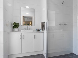 Apartment | Bathroom | Towels, soap, toilet paper - Beachside 2-bed Apartment With Secure Parking (Hervey Bay)