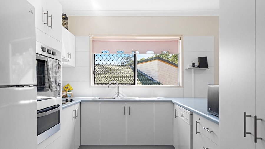 Beachside 2-bed Apartment With Secure Parking