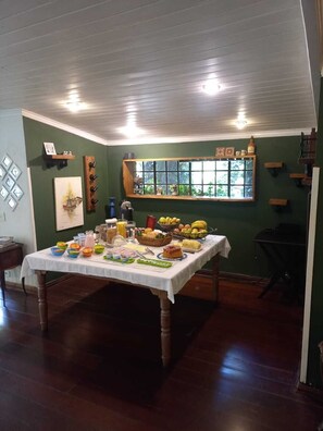Café da manhã com buffet grátis todos os dias