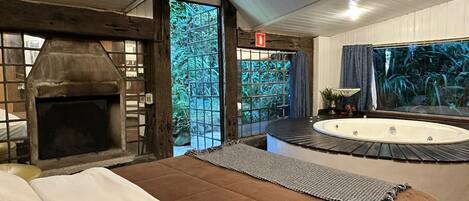 Deluxe Suite, Patio | Bathroom | Towels