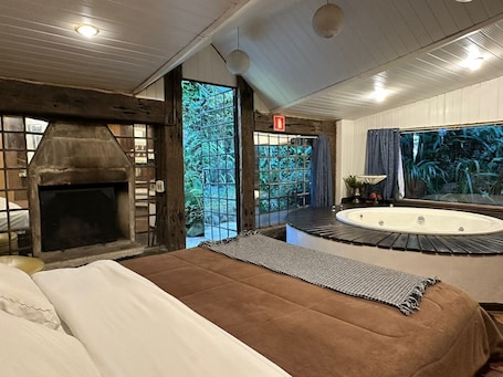 Deluxe Suite, Patio | Bathroom | Towels