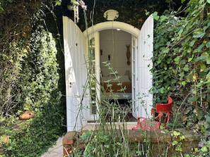 Suite, balkong, bakgårdsutsikt | Terrasse/patio