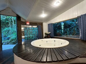 豪華套房, 露台, 花園景 | 浴室 | 提供毛巾