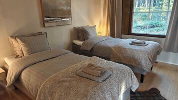 3 bedrooms, iron/ironing board, free WiFi, bed sheets