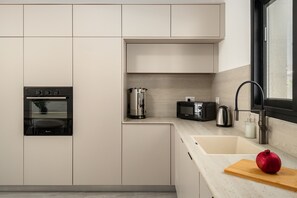 Frigorífico, microondas, horno y placa de cocina