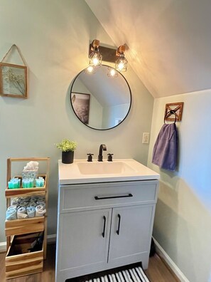 Een douche, een haardroger, handdoeken, zeep