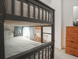 2 Schlafzimmer, individuell dekoriert, individuell eingerichtet