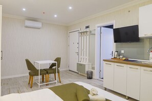 Svit - utsikt mot trädgården | Värdeförvaringsskåp på rummet, skrivbord och mörkläggningsgardiner