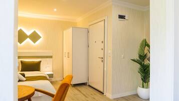 Deluxe-værelse til 3 personer - udsigt til have | Pengeskab på værelset, skrivebord, mørklægningsgardiner, gratis Wi-Fi