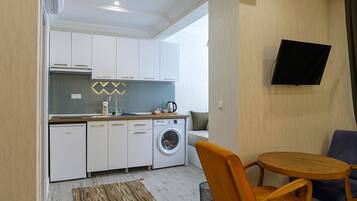 Deluxe-værelse til 3 personer - udsigt til have | Pengeskab på værelset, skrivebord, mørklægningsgardiner, gratis Wi-Fi