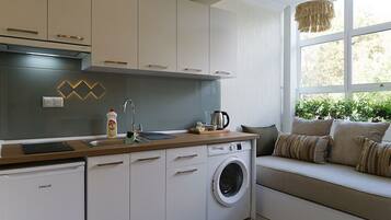 Kolmen hengen deluxe-huone, näköala puutarhaan | Yksityinen keittiö | Minijääkaappi, liesi, keittoastiat/astiat/ruokailuvälineet