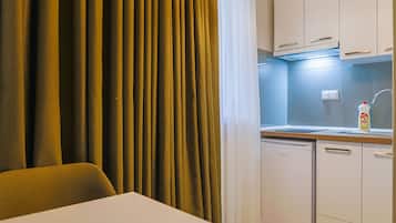 Camera Luxury, balcone, vista giardino | Cucina privata | Mini-frigorifero, piano cottura, pentole/stoviglie/utensili