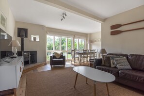 TV - Crowberry Barn - sleeps 6 guests  in 3 bedrooms (Burnham Market)