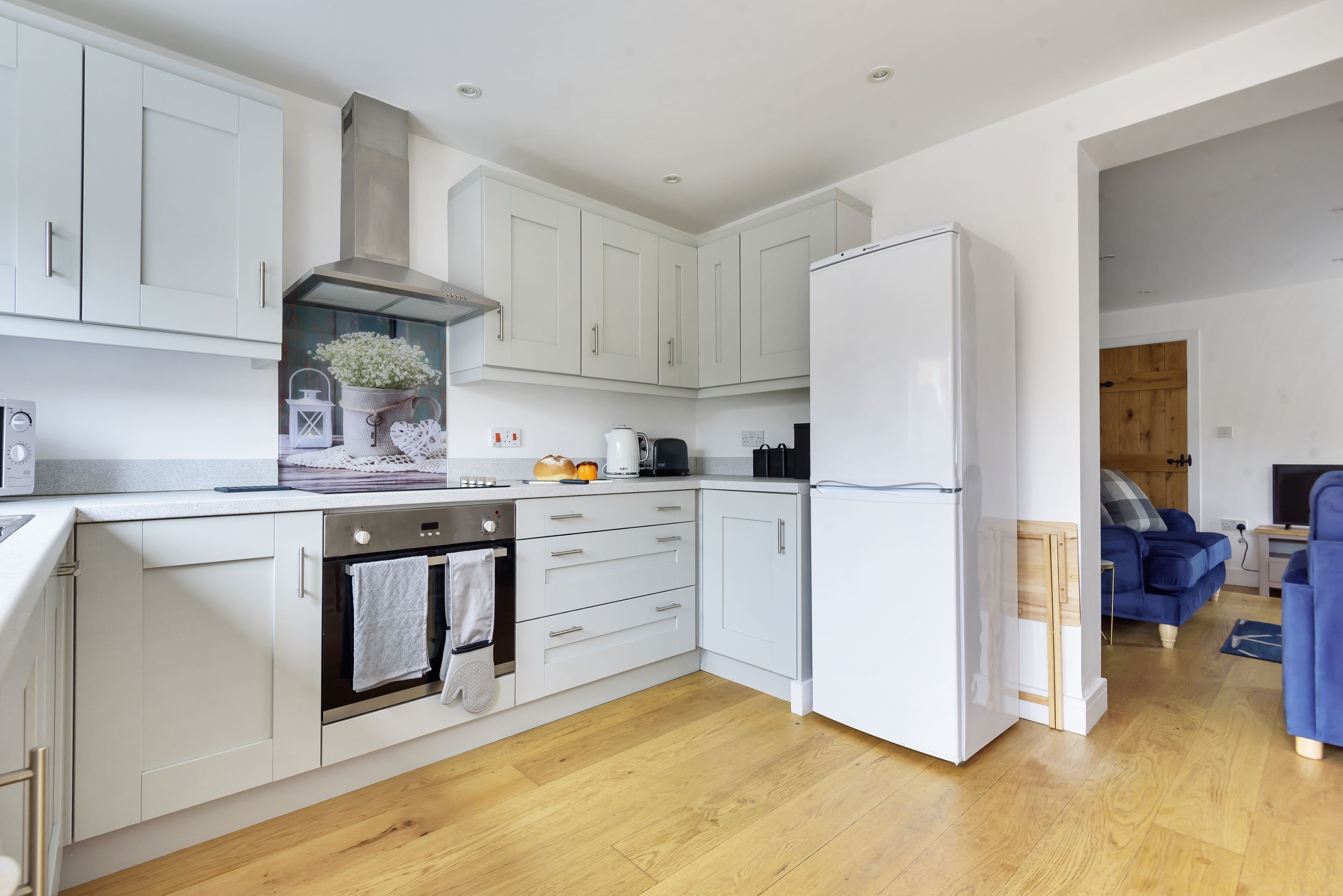 Jääkaappi, mikroaaltouuni, uuni, liesi