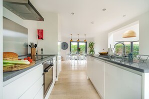 冷蔵庫、オーブン、コンロ、食器洗い機