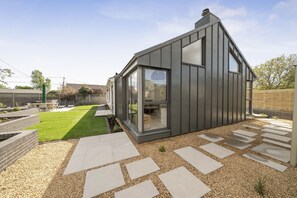 Terrace/patio - Windjammer - sleeps 6 guests  in 3 bedrooms (Holme-next-the-Sea)
