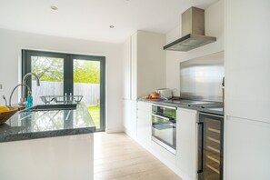 Fridge, oven, stovetop, dishwasher - Windjammer - sleeps 6 guests  in 3 bedrooms (Holme-next-the-Sea)