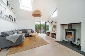 TV - Windjammer - sleeps 6 guests  in 3 bedrooms (Holme-next-the-Sea)