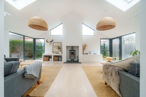 Interior - Windjammer - sleeps 6 guests  in 3 bedrooms (Holme-next-the-Sea)