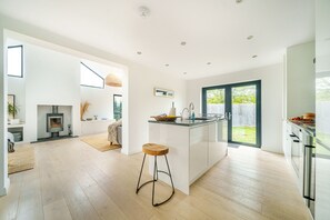 冷蔵庫、オーブン、コンロ、食器洗い機