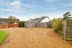 Property grounds - Windjammer - sleeps 6 guests  in 3 bedrooms (Holme-next-the-Sea)