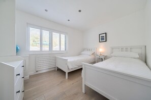3 bedrooms, iron/ironing board, WiFi, bed sheets - Windjammer - sleeps 6 guests  in 3 bedrooms (Holme-next-the-Sea)