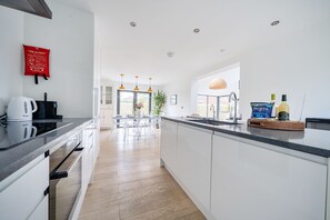 Fridge, oven, stovetop, dishwasher