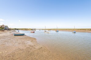Beach - The Dairy Barn 3 bedrooms - sleeps 7 guests  in 3 bedrooms (Burnham Overy Staithe)