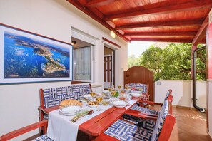 Outdoor dining - Antares Superior Plus+, charming, spacious, 2bedroom apartment. (Mali Lošinj)
