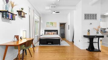 1 habitación, tabla de planchar con plancha, internet y ropa de cama