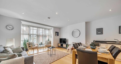 Central Windsor Gem | 2 Bed, 2 Bath, Free Parking