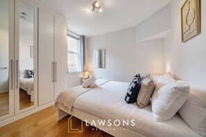 2 habitaciones, tabla de planchar con plancha, cuna de viaje y wifi 