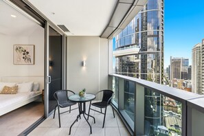 Outdoor dining - Brisbane 1BR With Pool, Spa, Sauna and Balcony (Brisbane)
