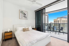 Apartment | 1 bedroom, bed sheets - Brisbane 1BR With Pool, Spa, Sauna and Balcony (Brisbane)