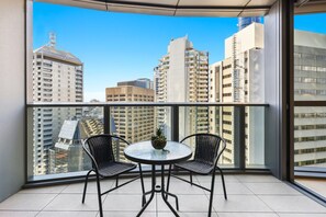 Apartment | Outdoor dining - Brisbane 1BR With Pool, Spa, Sauna and Balcony (Brisbane)