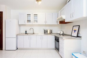 Mikrobølgeovn, ovn, kokeplater og kaffetrakter/tekoker