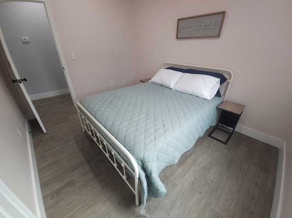 3 عدّة غرف نوم وسرير سفر وخدمة الإنترنت وملاءات أسرّة