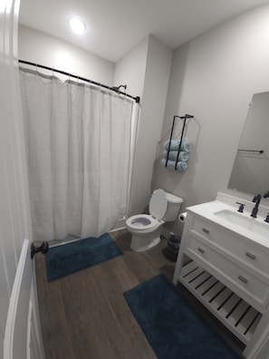 تجهيزات دش، مجففات شعر، مناشف، ورق حمّام