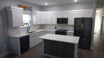 Een magnetron, een oven, een kookplaat, een vaatwasser