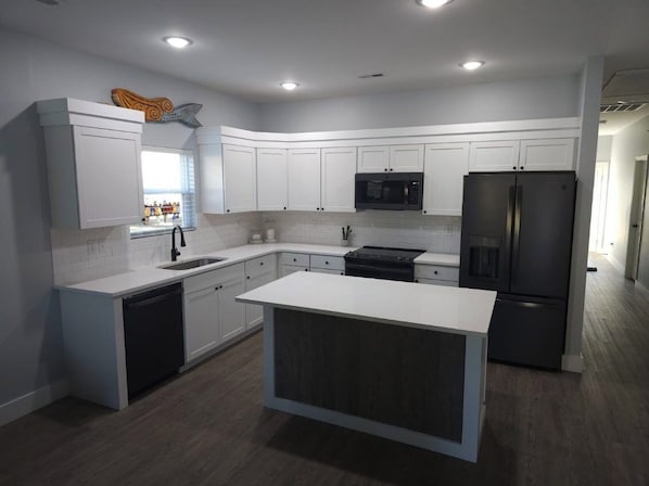 Een magnetron, een oven, een kookplaat, een vaatwasser