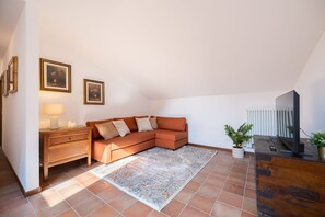 Appartement, 1 slaapkamer | Woonruimte | Een 30-inch televisie met satellietzenders