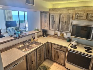 Mikrobølgeovn, ovn, kokeplater og oppvaskmaskin