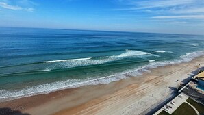 Une plage offrant une vue dégagée sur l’océan et bordée d’un rivage sablonneux.